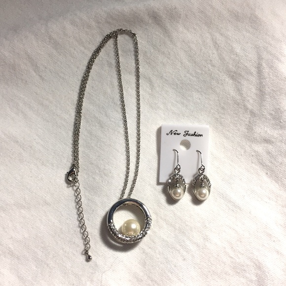 Set: Silver Pearl Earrings & Necklace - Picture 1 of 4